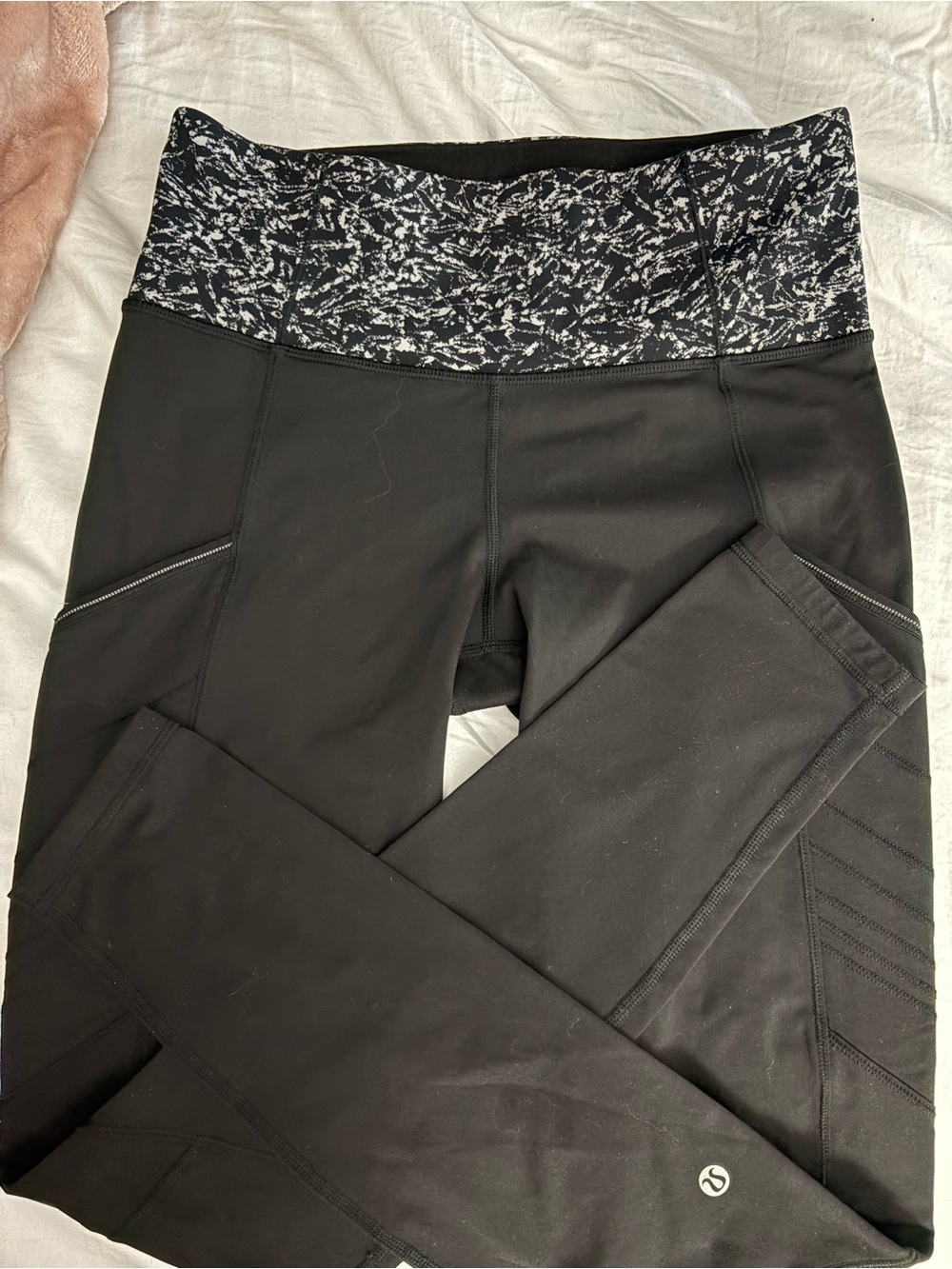 lululemon athletica Black Leggings with Black & White waist full length sz 6 - Picture 2 of 8